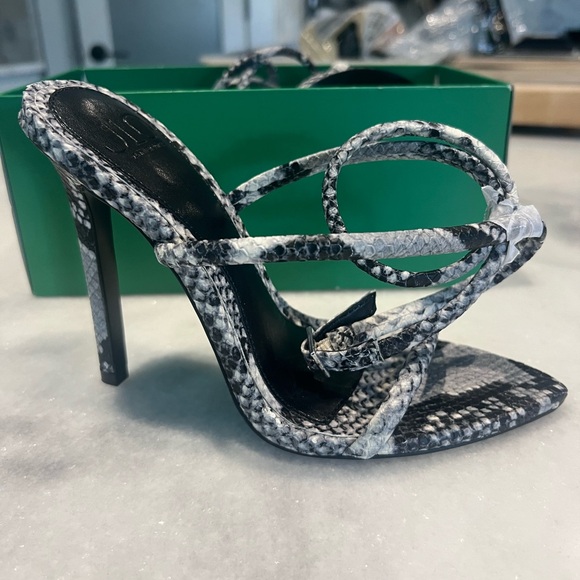 Help jennifer Lopez snakeskin stiletto heels size 6 never worn - Picture 4 of 5